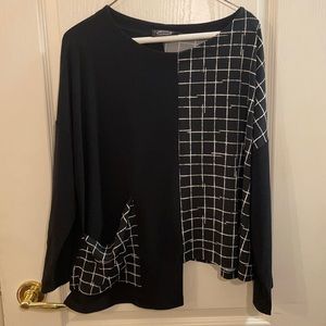 Sympli asymmetrical black and white top with accent pocket.  Size 10.